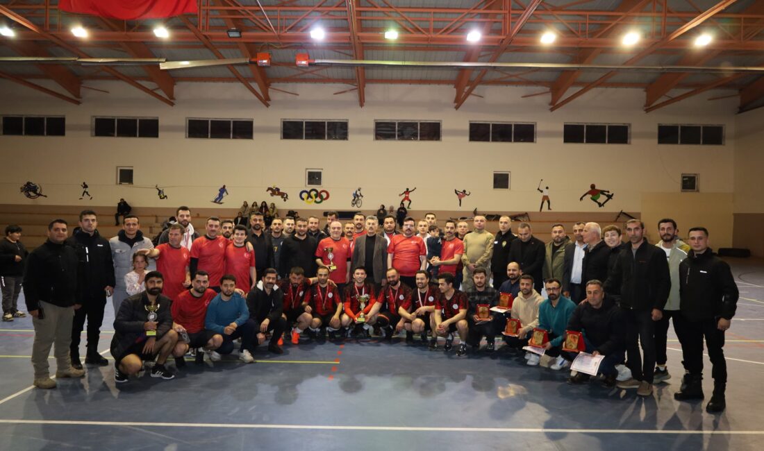 Güroymak’ta düzenlenen futsal turnuvasında başarılı olan takımlar ve hakemler ödüllendirildi.