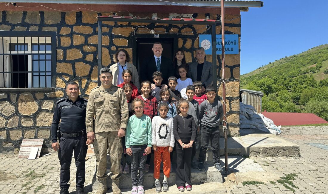 Mutki Kaymakamı Onur Yılmazer’den Köy Okullarına Ziyaret Mutki Kaymakamı Onur Yılmazer, ilçeye bağlı köy okullarını ziyaret etti.