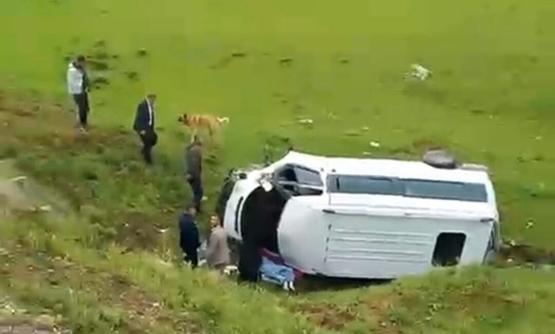 Mutki’de Minibüs Şarampole Yuvarlandı: 2’si Ağır 5 Yaralı Bitlis’in Mutki ilçesinde sürücüsü ve plakası öğrenilemeyen bir minibüs, yağmur