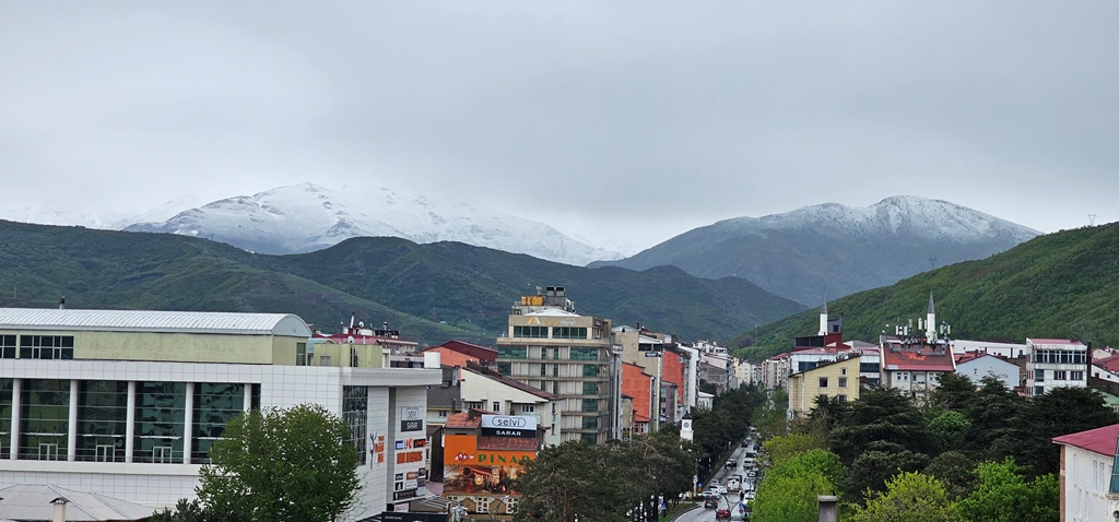 Tatvan’da Mayıs Ortasında Kar yağdı Bitlis’in Tatvan ilçesinde son bir haftadır aralıksız süren yağmur, bu