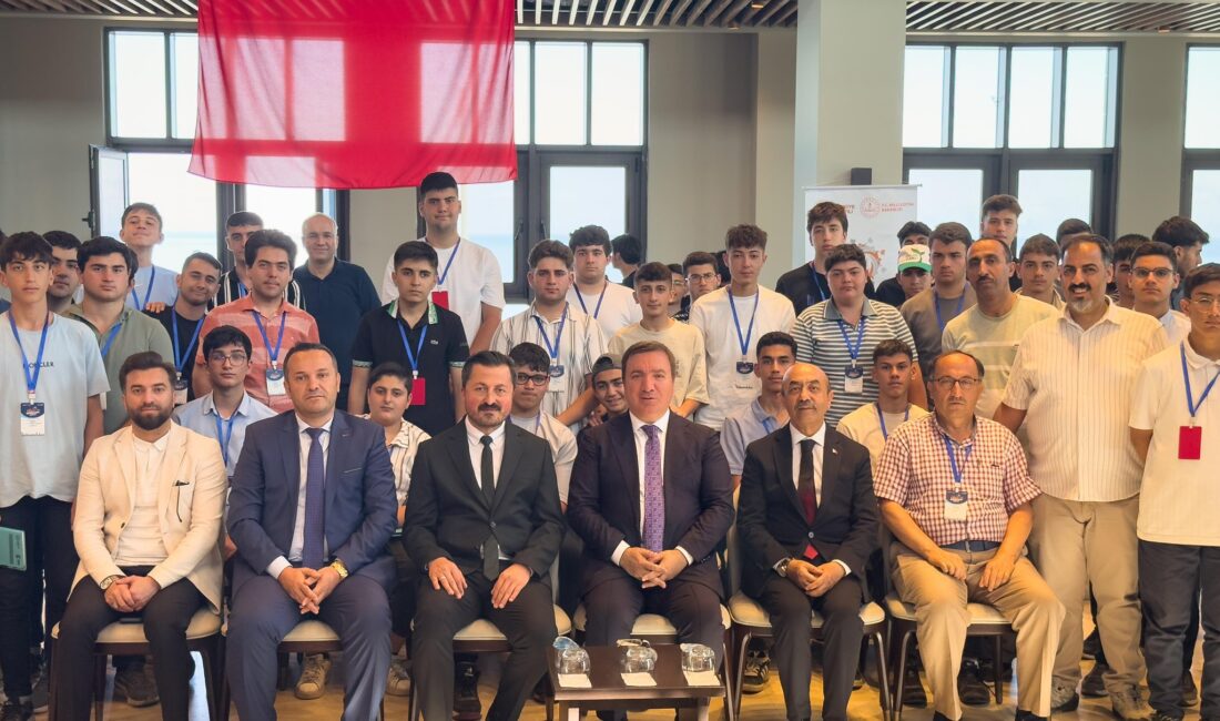 Bitlisli Vali Hamza Aydoğdu Ahlat’ta Gençlerle Buluştu Erzincan Valisi, Bitlisli hemşehrimiz Doç. Dr. Hamza Aydoğdu, Cumhurbaşkanlığı Ahlat