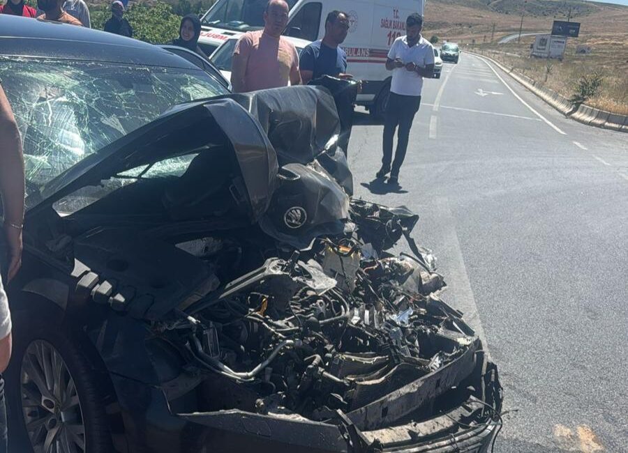 Adilcevaz Kaymakamı ve 2 koruması Trafik Kazasında yaralandı Bitlis’in Adilcevaz Kaymakamı Nurhalil Özçelik, korumalarıyla birlikte Tatvan’a seyir halindeyken