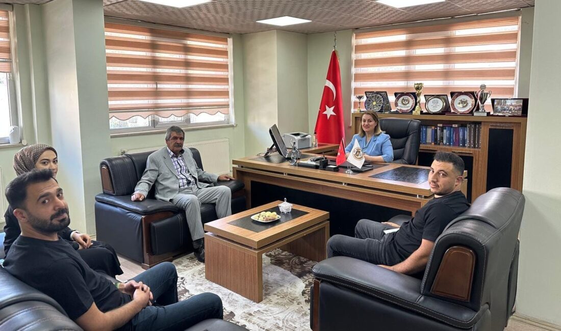 BİGACEM’den Bitlis Barosu’na ziyaret Bitlis Gazeteciler Cemiyeti (BİGACEM) Başkanı Hakan Okay, cemiyet yönetim kurulu