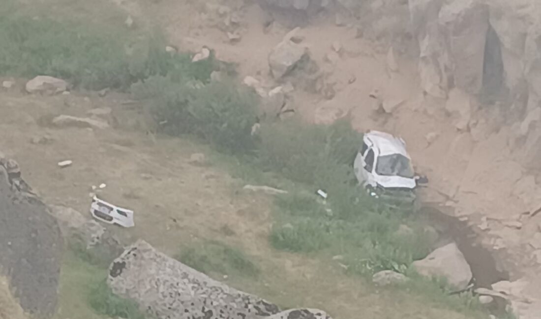 Ahlat’ta feci kaza: Uçuruma Yuvarlanan Araçta 4 Genç Yaralandı Bitlis’in Ahlat ilçesine bağlı Yuvadam köyü yolunda meydana gelen trafik