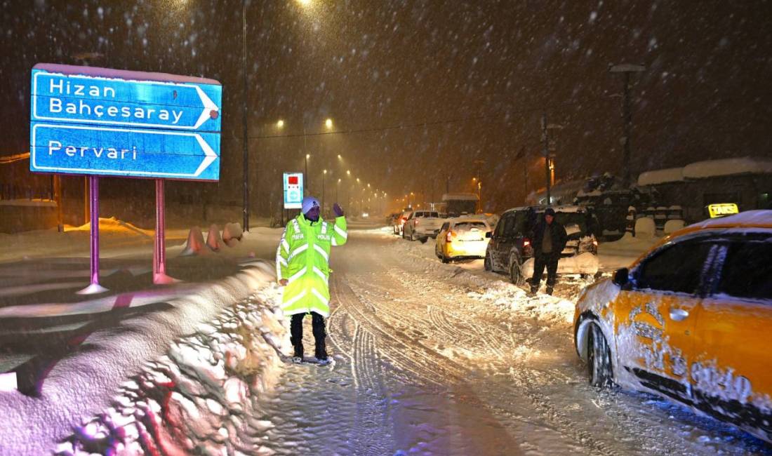Bitlis genelinde etkili olan yoğun kar yağışı ve olumsuz hava