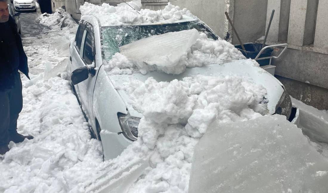 Bitlis’in Tatvan ilçesinde Tatvan Belediyesi ek hizmet binasının çatısında biriken