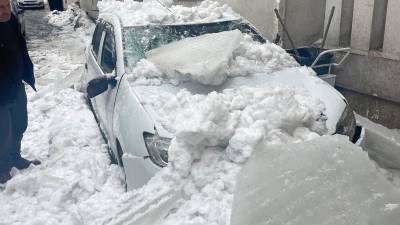 Bitlis’in Tatvan ilçesinde Tatvan Belediyesi ek hizmet binasının çatısında biriken
