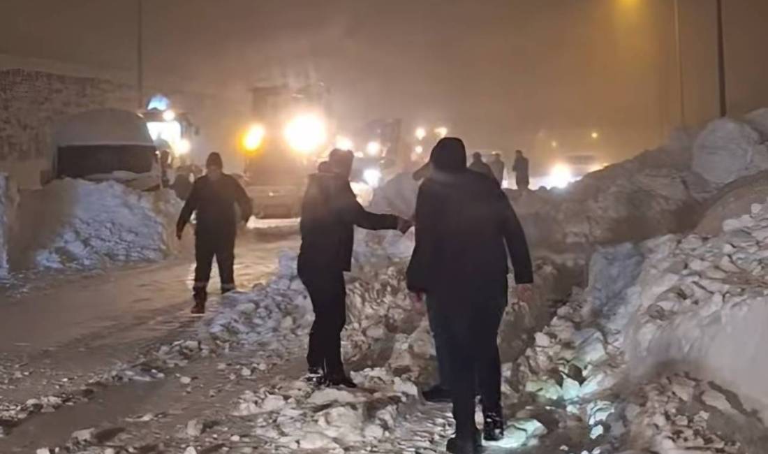 Bitlis çevre yolunda meydana gelen çığ düşmesi sonucu bir yakıt