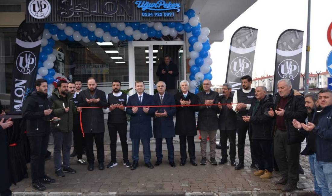 Bitlis’in Tatvan ilçesinde yeni adresinde hizmete giren “Salon Uğur Peker”