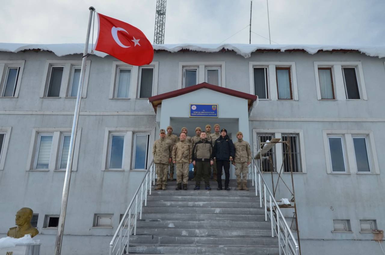 Kaymakam Demirer’den Yelkenli Jandarma Karakoluna Ziyaret Tatvan Kaymakamı Yiğit Yaşar Demirer, İlçe Emniyet Müdürü Ufuk Ateş