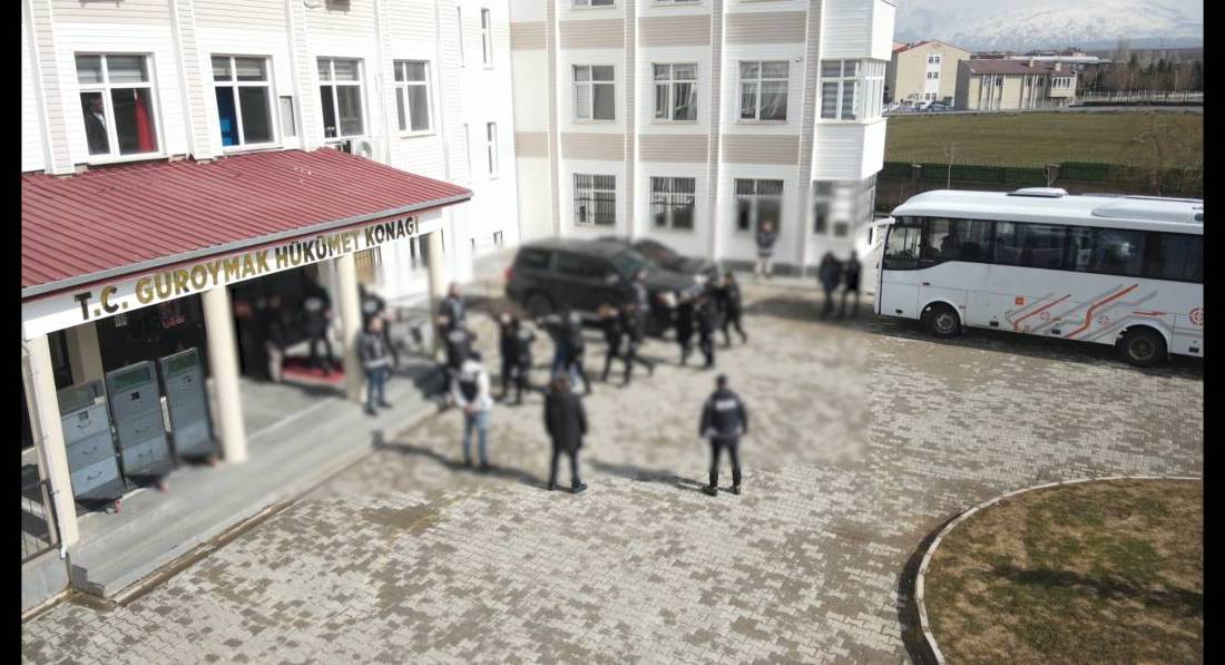 Bitlis’te Tefecilik Şebekesine Eş Zamanlı Operasyon: 7 Tutuklama Bitlis’te tefecilik yaptığı iddia edilen şüphelilere yönelik geniş çaplı operasyon