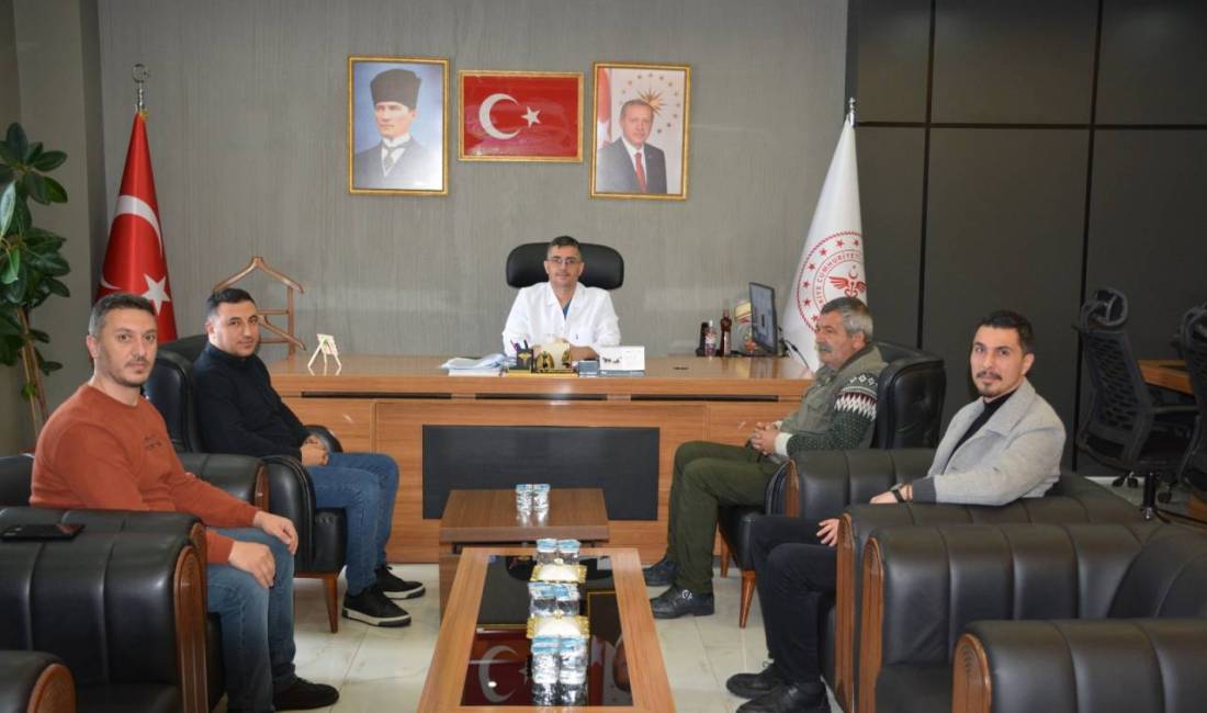 BİGACEM’den Başhekim Sarıçoban’a Ziyaret Bitlis Gazeteciler Cemiyeti heyeti, Tatvan Devlet Hastanesi Başhekimi Barış Sarıçoban’ı