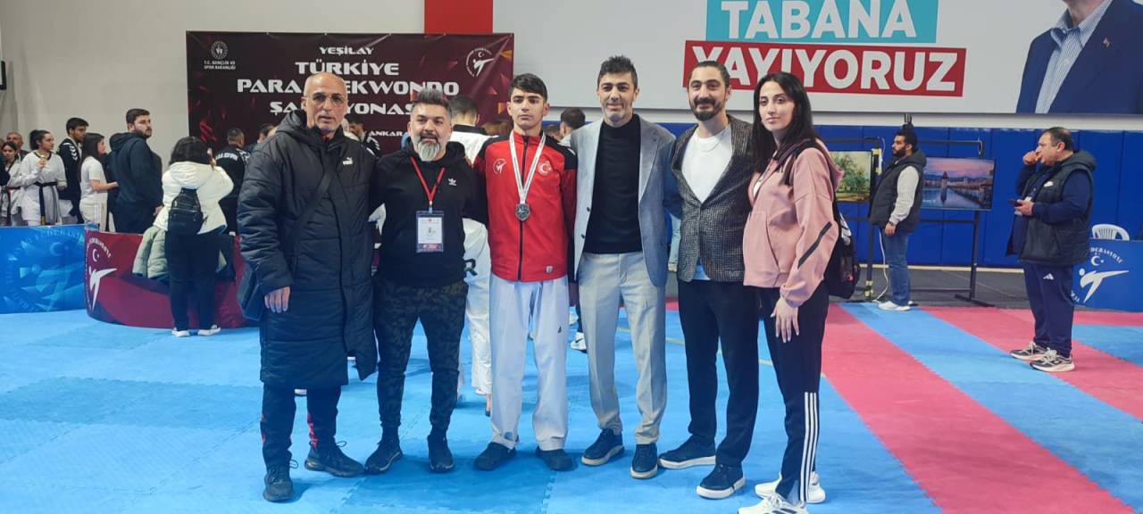 Tatvanlı Hamza Tarhan Türkiye Para Taekwondo Şampiyonası’nda ikinci oldu Ankara’nın Keçiören ilçesinde bulunan Taha Akgül Spor Salonu’nda düzenlenen Türkiye