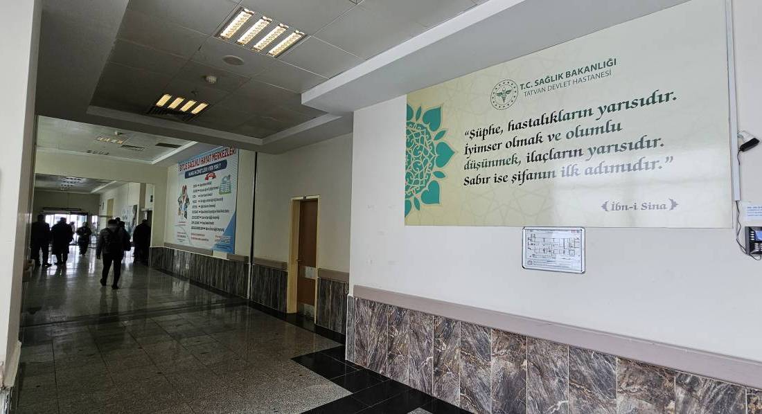 Tatvan Devlet Hastanesi’nde “Şifa” koridorlarda başlıyor Tatvan Devlet Hastanesi, sunduğu sağlık hizmetlerinin yanı sıra fiziksel mekanlarını