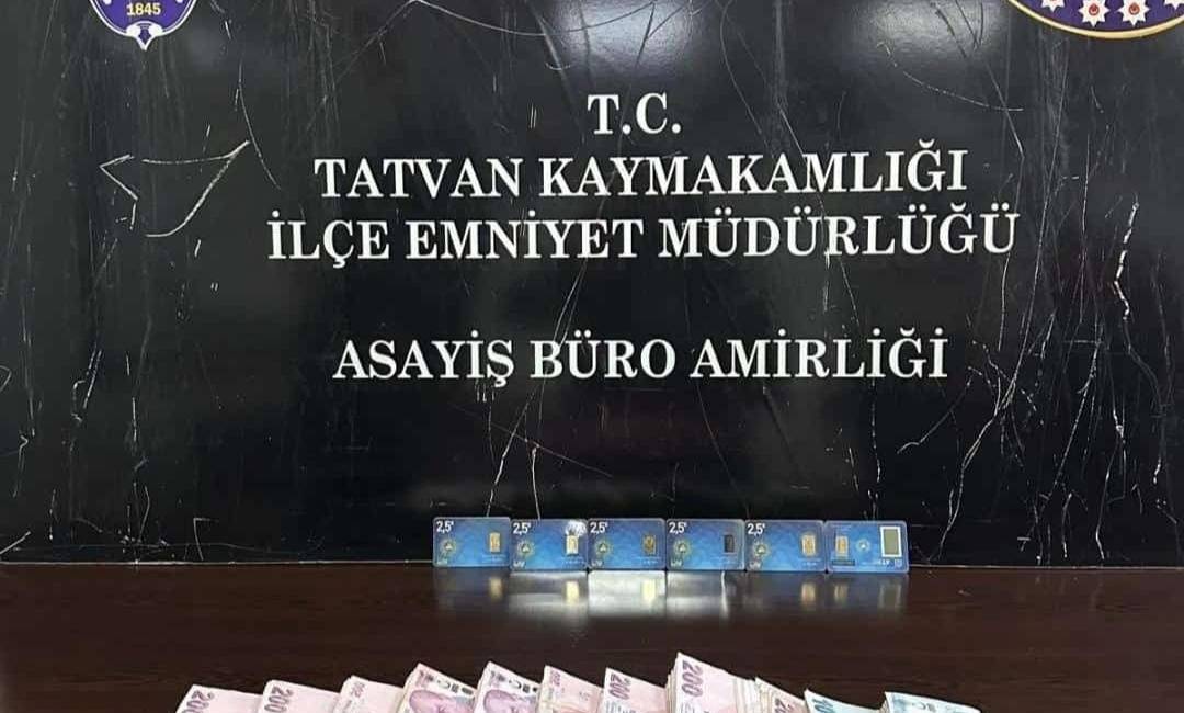 Tatvan’da Sahte Altın Operasyonu: 3 Şüpheli Gözaltında Bitlis’in Tatvan ilçesinde sahte altın bozdurdukları iddiasıyla düzenlenen operasyonda 3