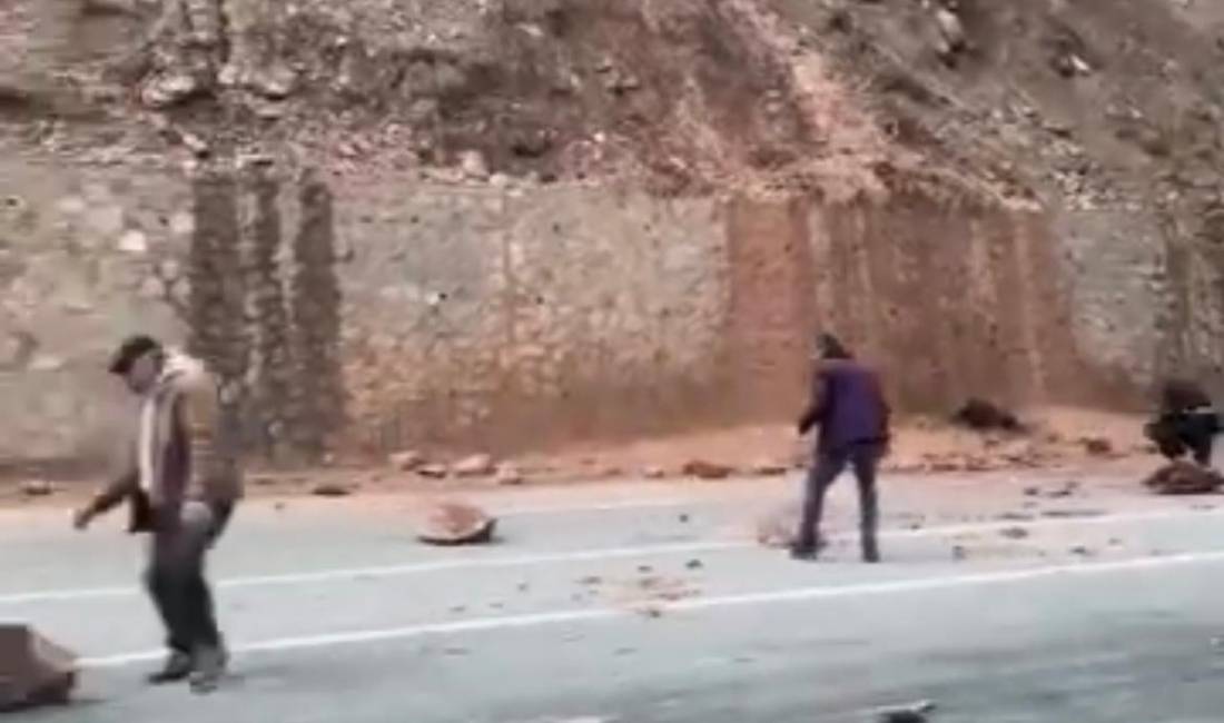 Dağdan kopan kayalar Tatvan – Van karayolunda ulaşımı aksattı Bitlis’in Tatvan ilçesine bağlı Yelkenli köyü mevkiinde dağdan kopan kaya