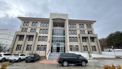 Bitlis’in Tatvan ilçesinde 7 farklı kuyumcuda sahte altın bozdurdukları belirlenen