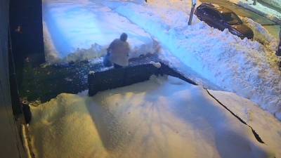 Bitlis’in Tatvan ilçesinde bir iş yerinden çıkan kadın, bina çatısından