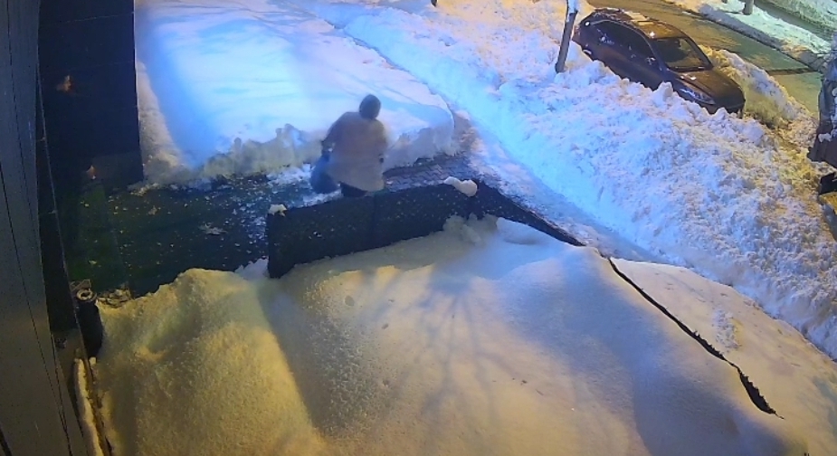 Bitlis’in Tatvan ilçesinde bir iş yerinden çıkan kadın, bina çatısından