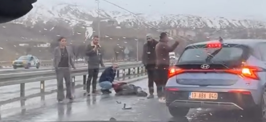 Tatvan’da Otomobilin Çarptığı Bisiklet Sürücüsü Ağır Yaralandı Bitlis’in Tatvan ilçesinde meydana gelen trafik kazasında bir bisiklet sürücüsü