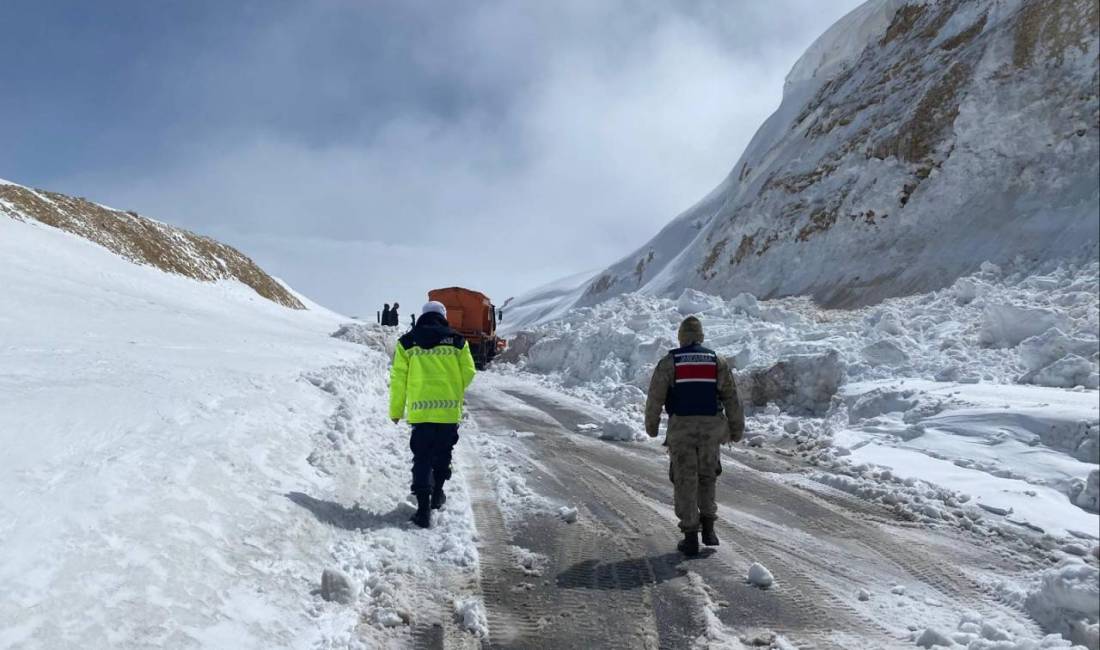 Ahlat–Malazgirt yoluna çığ düştü Bitlis’in Ahlat–Malazgirt Yolu’nun 14. kilometresinde çığ düşmesi meydana geldi. Alınan