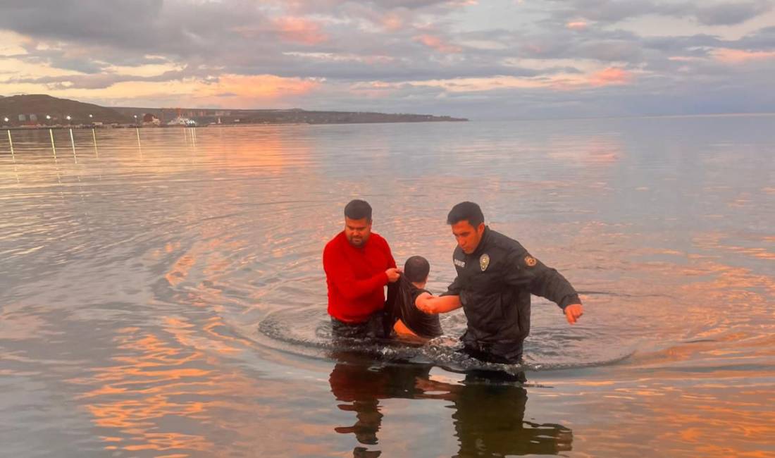 Polisler soğuk havaya aldırış etmeden Van Gölü’ne girip vatandaşı kurtardı Bitlis’in Tatvan ilçesinde akşam saatlerinde meydana gelen olayda, aşırı alkollü