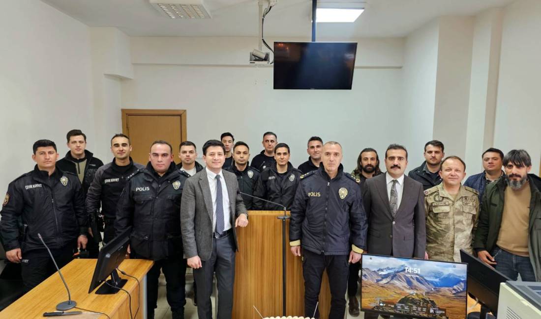 Bitlis’in Tatvan ilçesinde Polis Haftası kapsamında, duruşma güvenliğini sağlayan polis