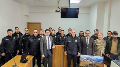 Bitlis’in Tatvan ilçesinde Polis Haftası kapsamında, duruşma güvenliğini sağlayan polis
