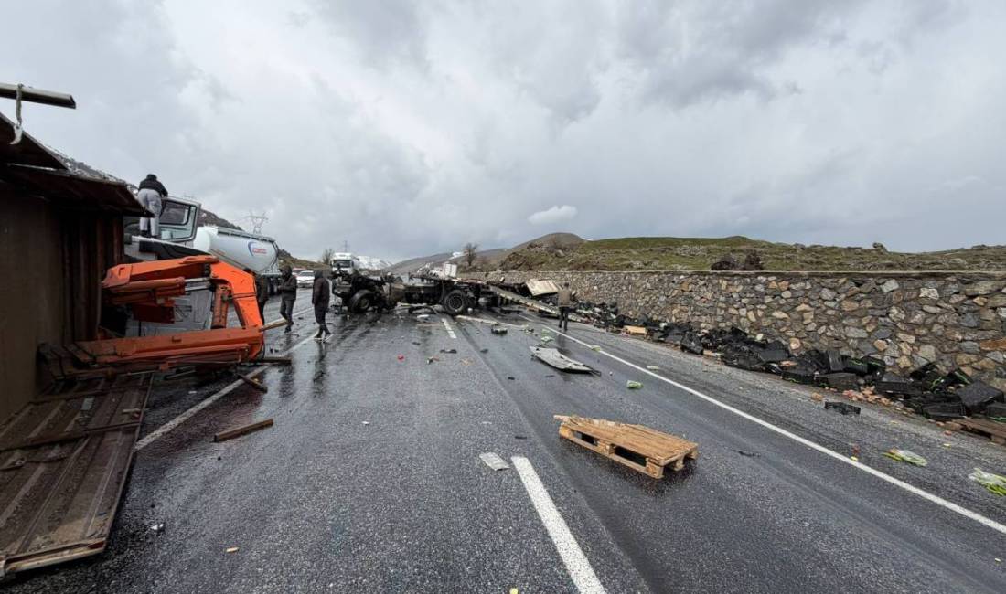 Tatvan’da İş Makinesi ile Tır Çarpıştı: 1’i ağır 3 Yaralı Bitlis’in Tatvan ilçesinde Karayolları’na ait bakım aracı ile sebze yüklü