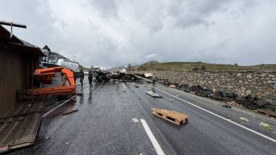 Bitlis’in Tatvan ilçesinde Karayolları’na ait bakım aracı ile sebze yüklü