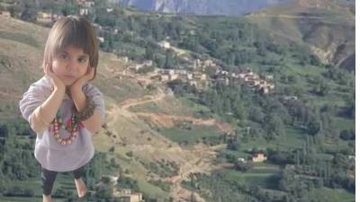 Bitlis’in Hizan ilçesine bağlı Sağınlı köyünde evinin önünde oyun oynarken