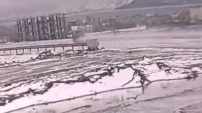 Bitlis’in Tatvan ilçesinde sürücüsünün direksiyon hakimiyetini kaybettiği otomobilin takla atması