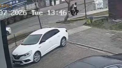 Bitlis’in Tatvan ilçesinde bir kamyonun dorsesine takılan kablolar nedeniyle devrilen