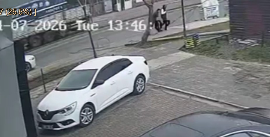 Tatvan’da ölümden dönüldü: Devrilen direk az daha can alıyordu Bitlis’in Tatvan ilçesinde bir kamyonun dorsesine takılan kablolar nedeniyle devrilen