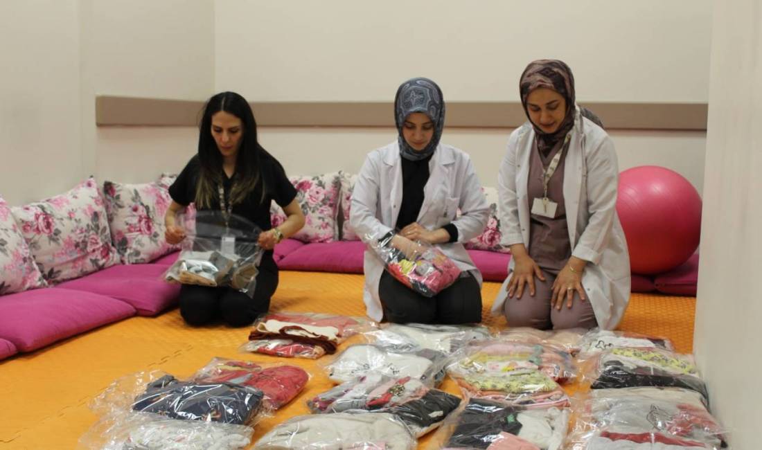 Tatvan Devlet Hastanesi’nden gönüllü destek: Gebelere bebek kıyafeti temin ediliyor Tatvan Devlet Hastanesi’nde görev yapan sağlık personeli, ihtiyaç sahibi gebeler