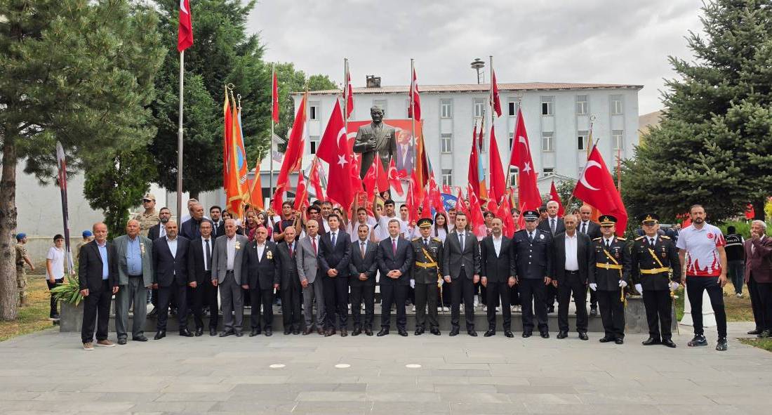 Bitlis’in Tatvan ilçesinde 30 Ağustos Zafer Bayramı’nın 104. yıl dönümü