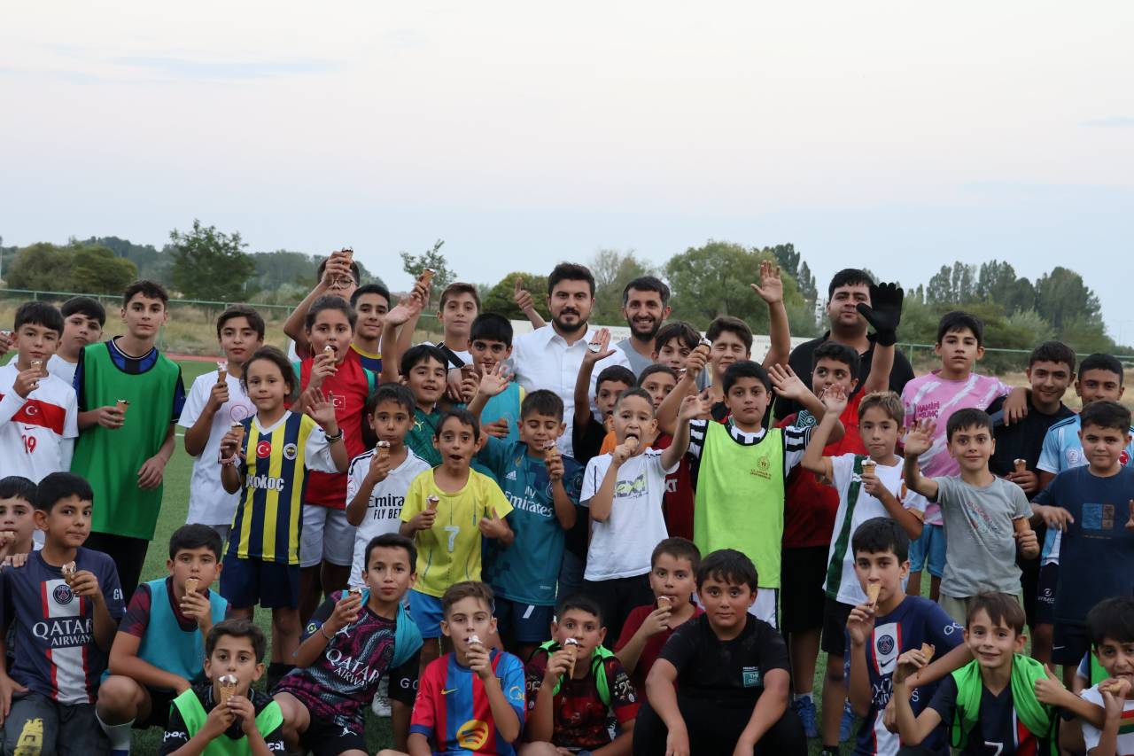 Başkan Akbaba, futbol eğitimi alan çocuklarla buluştu Bitlis’in Adilcevaz ilçesinde Belediye Başkanı Av. Abdullah Akbaba, şehir stadında