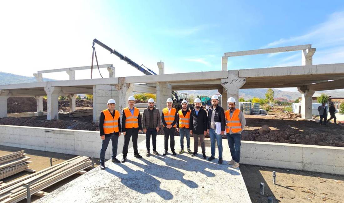 Bitlis’in Güroymak ilçesinde yapımı devam eden yarı olimpik yüzme havuzunda